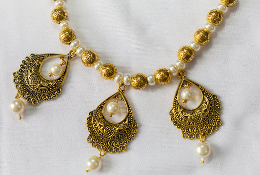 White gold pearl necklace