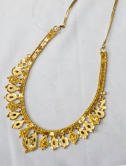 Gold necklace set