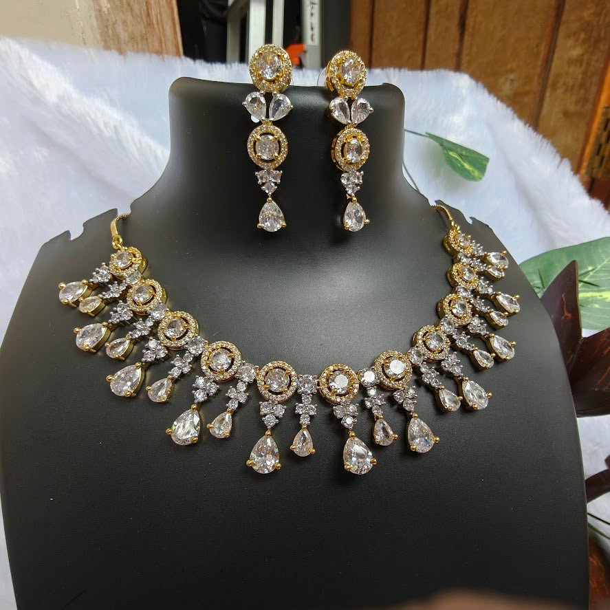 Diamond-Cut Silver Necklace Set with Sparkling Stones