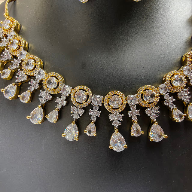 Diamond-Cut Silver Necklace Set with Sparkling Stones