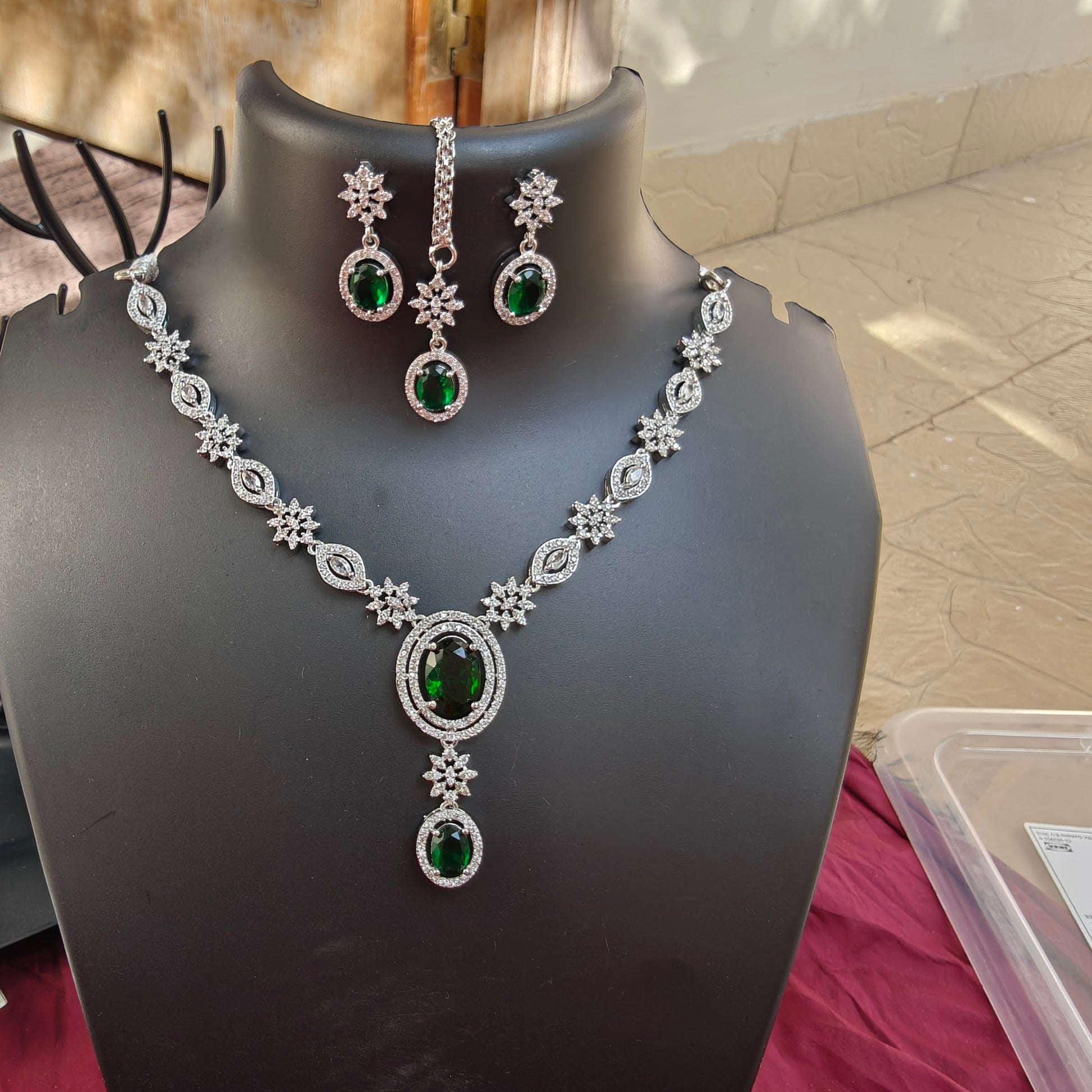 Emerald green necklace and earring set
